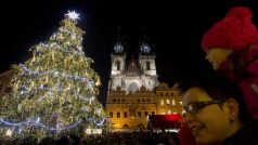 Na rozsvícení stromu na Staroměstském náměstí se přišly podívat tisíce lidí