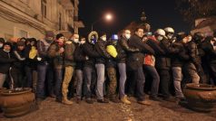 Demonstranti v Kyjevě se připravují na zásah policie