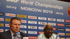 Sergej Bubka (vlevo) působí v současnosti jako viceprezident IAAF