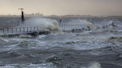 Na pláži Severního moře provází silný vítr velké vlny