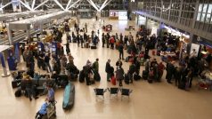 Lidé uvízli na letišti v Hamburku. kvůli bouři byly všechny lety zrušeny