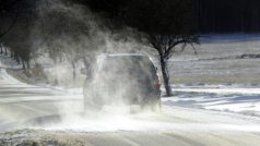 Ledovka, slabá vrstva uježděného namrzajícího sněhu a silný vítr komplikují dopravu na silnicích v Česku