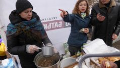Kyjev dnes: mobilní kavárny, kanceláře, kde se vaří jídlo pro demonstranty, a další protesty