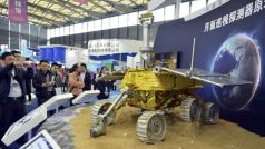 Prototyp lunarní sondy s názvem Nefritový králík, jak ho prezentovala Čína na listopadovém průmyslovém veletrhu