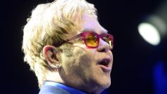 Britský zpěvák Elton John vystoupil v Praze