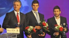 Slavnostní vyhlášení výsledků tenisové ankety Zlatý kanár za rok. Na snímku jsou (zleva) nehrající kapitán Jaroslav Navrátil, Jiří Veselý a Jan Hájek z vítězného týmu.