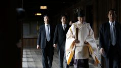 Japonský premiér Šinzó Abe navštívil v doprovodu kněze kontroverzní svatyni Jasukuni