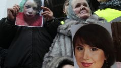 Protivládní ukrajinští  aktivisté s portréty zmlácené novinářky Taťjany  Černovolové