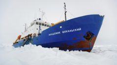 Ruská loď Akademik Šokalskij, která uvízla v antarktickém ledu 1500 námořních mil jižně od australského Hobartu