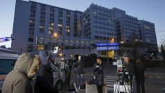 Novináři čekají před nemocnicí v Grenoblu na informace o vývoji zdravotního stavu Michaela Schumachera