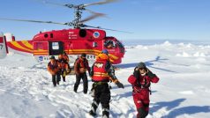 Cestující evakuoval vrtulník z lodi Akademik Šokalskij uvízlé v ledu u Antarktidy