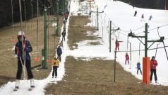 Areál Ski Mezivodí. Podmínky v lyžařských areálech v Beskydech nejsou dobré. Kvůli teplému počasí je málo sněhu a teploty neumožňují ani zasněžování