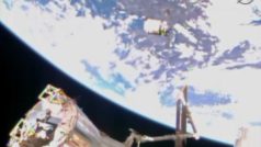 ISS před připojením lodi Cygnus (snímek pořízený z videa NASA)