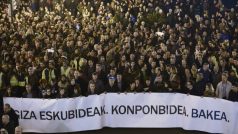 Demonstrace Basků v Bilbau na podporu vězněných členů organizace ETA. „Lidská práva, mírové řešení,“ píše se na transparentu