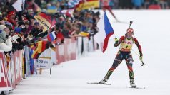 Gabiela Soukalová probíhá cílem v Ruhpoldingu na prvním místě s českou vlajkou