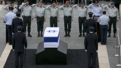 Izraelští vojáci salutují u rakve Ariela Šarona v Jeruzalémě