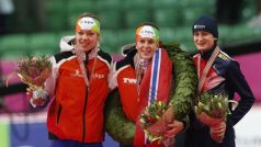 Martina Sáblíková doprovodila na stupně vítězů dvě Holanďanky, Ireen Wüstovou a Yvonne Nautaovou