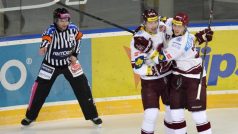 Hokejisté Sparty se radují z gólu do sítě Zlína. V tabulce mají již sedmnáctibodový náskok