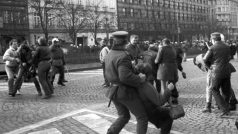 Demonstrace na Václavském náměstí v Praze u příležitosti 20. výročí upálení Jana Palacha .Příslušníci milice odvádějí jednoho ze zadržených demonstrantů