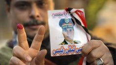 Egypťan držící fotografii ministra obrany Sísího se vzkazem „Sísí, přeji si, abys byl mým prezidentem“ před volební místností v Káhiře