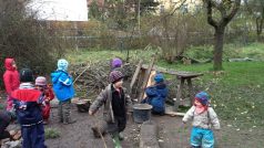 Lesní školka v Berlíně. Ani po několika hodinách venku nejsou děti unavené, naopak z nich energie přímo číší