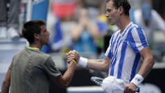 Tomáš Berdych (vpravo) po vítězství nad Damirem Džumhurem z Bosny