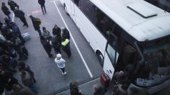 Bulhaři míří autobusem ze Sofie do Londýna. Imigrační politika Bulharů a Rumunů se stala horkým tématem nejen v Británii, ale i Francii a Německu