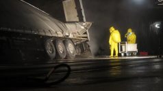 Hasiči likvidují následky nehody kamionu s kyselinou chlorovodíkovou