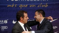 Bývalý prezident Barcelony Rosell (vlevo) se loučí se svým nástupcem Bartomeem.JPG