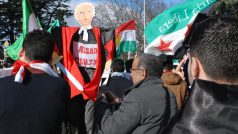 Příznivci syrské opozice demonstrují v Ženevě. „Asad je vinný,“ zní jeden z transparentů