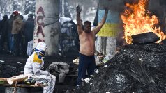 Demonstranti v Kyjevě se opevňují poblíž vlády a připravují protivládní demostraci