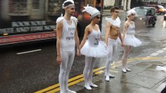 Baletní protest před ruskou ambasádou v Londýně