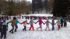 Děti z Velkého Března postavily na pomoc Africe desítky sněhuláků