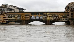 Hladina řeky Arno téměř atakuje spodek mostu Ponte Vecchio ve Florencii