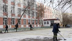 Členové ochranky prověřují okolí školy na předměstí Moskvy, kde došlo ke střelbě