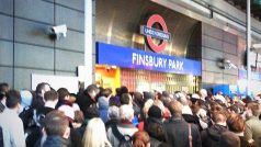 Vlaky londýnského metra vyjedou dnes jen na hlavních linkách, budou mít navíc dlouhé intervaly