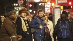 Londýnské metro nejezdí. Lidé čekají na autobus. Povrchová doprava nabírala až 90minutové zpoždění