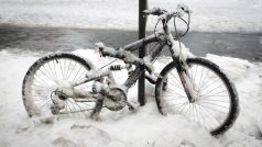 Sníh zasypal severovýchod USA. Na snímku New York, zasněžený bicykl na Manhattanu