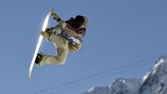 Sage Kotsenburg během skoku při finále disciplíny slopestyle