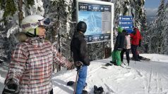 Lyžaři v Krkonoších, skiareál Herlíkovice