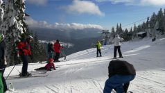 Lyžaři v Krkonoších, skiareál Herlíkovice