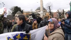 Lidé protestují v bosenské metropoli Sarajevu