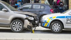 Ujíždějícího řidiče zastavil na pražském Karlově náměstí až zátaras z policejního vozu