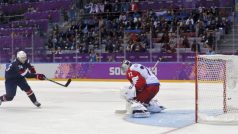 T. J. Oshie proměňuje jeden ze svých šesti samostatných nájezdů proti Rusku