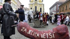 Na tradiční masopustní oslavy v Úštěku na Litoměřicku dorazily stovky lidí