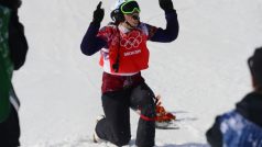 Snowboardistka Eva Samková oslavuje zisk zlaté medaile