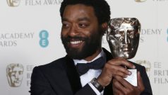 Chiwetel Ejiofor  získal cenu BAFTA  pro nejlepšího herce v hlavní roli  (12 let v řetězech)