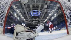 Hokejový útočník Roman Červenka donutil slovenského brankáře Jána Laca dvakrát lovit puk z branky, takhle ho překonal poprvé