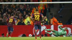 Lionel Messi právě skoŕuje z penalty a posílá Barcelonu v Manchesteru do vedení