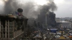 Kouřová clona dělí kyjevské demonstranty od policie